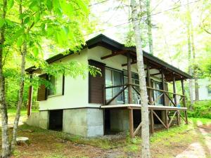 une petite maison au milieu d'une forêt dans l'établissement Minamitsuru-gun - Cottage - Vacation STAY 59712v, à Yamanakako