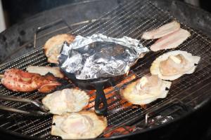 Un tas de nourriture est en train de cuisiner sur un grill. dans l'établissement Minamitsuru-gun - Cottage - Vacation STAY 59712v, à Yamanakako