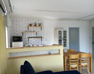 eine Küche und ein Esszimmer mit Tisch und Stühlen in der Unterkunft Holiday Villa Ta-View - Vacation STAY 45517v in Kose + 4 Fotos