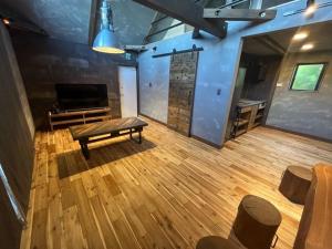 KatakaiにあるBeringei House - Vacation STAY 60439vの部屋にテーブルとベンチがある部屋