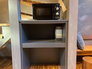 KatakaiにあるBeringei House - Vacation STAY 60439vの小さな家の棚に電子レンジ