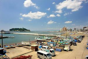 a group of boats parked at a dock with a beach at Umimachi Seikatsu Koshigoe Minatokan - Vacation STAY 55291v in Kamakura