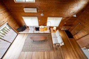 eine Draufsicht auf das Wohnzimmer eines Hauses in der Unterkunft Cottage Coliberty - Vacation STAY 60558v in Anan