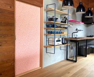 Zimmer mit einer Küche mit Regalen an der Wand in der Unterkunft Cottage Coliberty - Vacation STAY 60558v in Anan + 21 Fotos