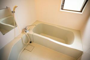 eine Badewanne in einem Badezimmer mit Waschbecken in der Unterkunft Cottage Coliberty - Vacation STAY 60526v in Anan + 20 Fotos