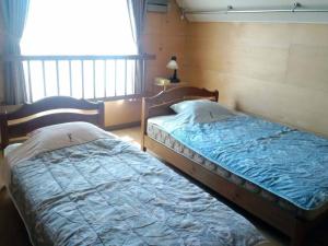a bedroom with two twin beds and a window at Villa Le Port - Vacation STAY 61630v in Abuta