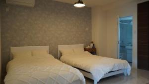 SugāにあるCaptain Kangaroo Condo - Vacation STAY 88619vの寝室に並んで置かれた2つのベッド