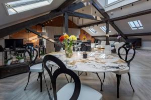 Posezení v ubytování Luxury Penthouse St Chads Snowhill + 19 fotografií