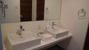 SugāにあるCaptain Kangaroo Condo - Vacation STAY 88619vの白いバスルーム(シンク2台、鏡付) +6枚の写真