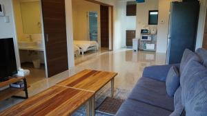 SugāにあるCaptain Kangaroo Condo - Vacation STAY 88619vのソファとテーブルのあるリビングルーム