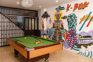 Meja biliard di Amazing Backpackers Hostel AoNang