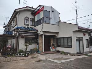 Bangunan di mana terletaknya rumah tamu ini