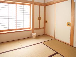 an empty room with a window and a rug at Runesu Karuizawa - Vacation STAY 92239v in Tsumagoi