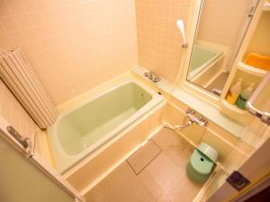 a small bathroom with a tub and a mirror at Runesu Karuizawa - Vacation STAY 92236v in Tsumagoi +12 photos