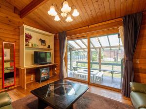 嬬恋村にあるRunesu Karuizawa - Vacation STAY 67846vの大きな窓とテレビのあるリビングルーム