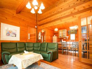 嬬恋村にあるRunesu Karuizawa - Vacation STAY 67846vの緑のソファとテーブルのあるリビングルーム