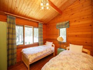 嬬恋村にあるRunesu Karuizawa - Vacation STAY 67846vの丸太小屋のベッドが2つある寝室