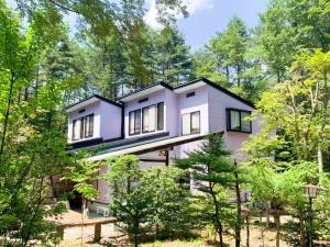 嬬恋村にあるRunesu Karuizawa - Vacation STAY 67846vの森の真ん中にある紫色の家