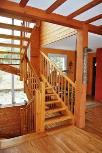 a wooden spiral staircase in a log cabin at Chambre sur jardin, proche plage in Bidart