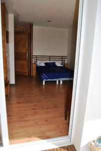 a bedroom with a bed and a wooden floor at Chambre sur jardin, proche plage in Bidart