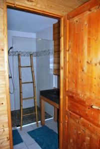 a room with a ladder and a desk in a room at Chambre sur jardin, proche plage in Bidart
