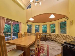 a dining room with a table and a couch at Runesu Karuizawa - Vacation STAY 78423v in Tsumagoi