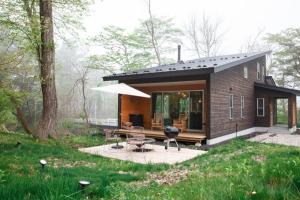 a small house with a picnic table and a grill at KARUIZAWA Funny house - Vacation STAY 69541v in Kutsukake