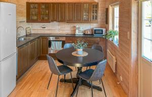 Kuchyň nebo kuchyňský kout v ubytování 3 Bedroom Lovely Home In Åseral