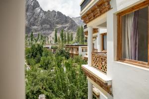 una vista dalla finestra di una casa con montagne sullo sfondo di Hotel Karma Inn, Nubra Valley, Leh, Ladakh a Hundar