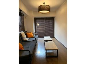 横浜市にあるSU House Yokohama 305 - Vacation STAY 13162のソファとコーヒーテーブルのあるリビングルーム