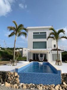 KouriにあるBBASE KOURI iSLAND - Vacation STAY 77541vの家の前にプールがある家