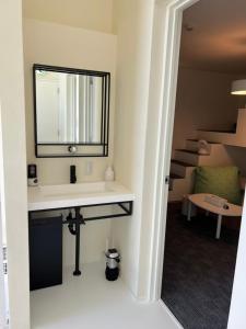 KouriにあるBBASE KOURI iSLAND - Vacation STAY 77541vの洗面台と鏡のあるバスルーム