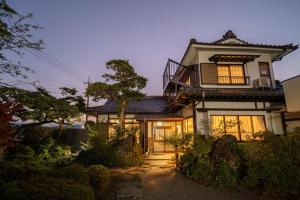 由布市にあるYumeguri no yakata Yoshinozakura - Vacation STAY 83043vの夜のアジア風家屋