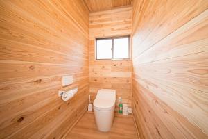 由布市にあるYumeguri no yakata Yoshinozakura - Vacation STAY 83043vの木製の壁のバスルーム(トイレ付) +55枚の写真