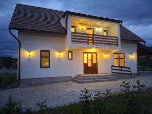 科瓦斯纳Cervus Mirabilis的白色的房子,灯火通明