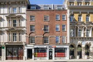 ロンドンにあるChancery Lane by Viridian Apartmentsの建物前の大きなレンガ造り