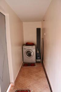 a washer and dryer in a small room at Ryad OMS Marrakech in Marrakech