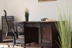 einen alten Holzschreibtisch mit Stuhl in einem Zimmer in der Unterkunft Dat Steenhus - Haustiere Willkommen in Marienhafe