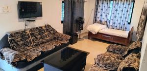 ChandrapurPoddar Royal Resort的带沙发和床的客厅