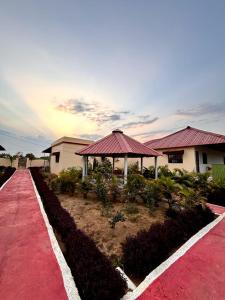 ChandrapurPoddar Royal Resort的铺着红地毯、人行道为红色的房子