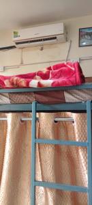 Palanda nebo palandy na pokoji v ubytování Shri mohan dham dormitory