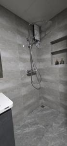 Ένα μπάνιο στο Hulhumale' Beach Front Modern 2 Bedroom Apartment