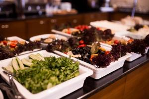 ein Buffet mit verschiedenen Speisen auf Tabletts in der Unterkunft Aripsas Hotel in Giresun