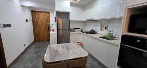 Η κουζίνα ή μικρή κουζίνα στο Hulhumale' Beach Front Modern 2 Bedroom Apartment +10 φωτογραφίες