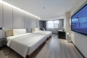 Giường trong phòng chung tại Atour Hotel Xiamen SM Plaza Taiwan Street