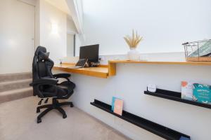 Μια τηλεόραση ή/και κέντρο ψυχαγωγίας στο Stylish Heritage 2BR Loft near City and River with Pool and Free Parking