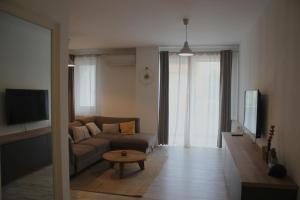 a living room with a couch and a table at YamaLuxe Apartments - Modern & Cozy in Cluj-Napoca