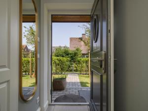 eine Tür, die auf eine Terrasse mit Aussicht führt in der Unterkunft Südwind's Greta & Sylt in Sylt