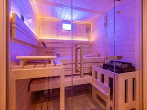 ein lila Badezimmer mit einer Dusche und einem Waschbecken in der Unterkunft Südwind's Greta & Sylt in Sylt