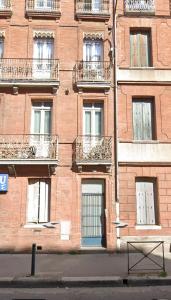 Budova, kde se apartmán nachází + 2 fotografie